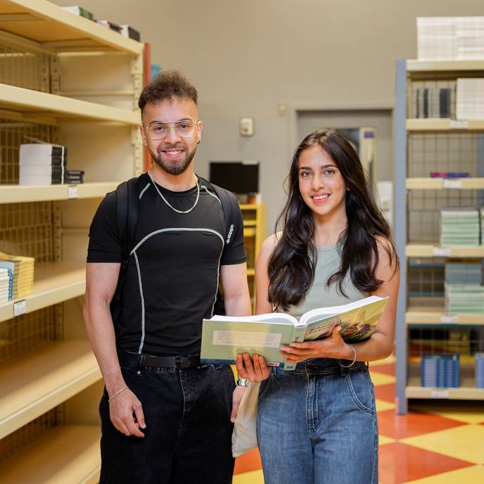 Students shopping for textbooks